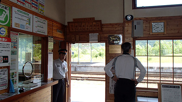 音威子府の駅舎内の様子